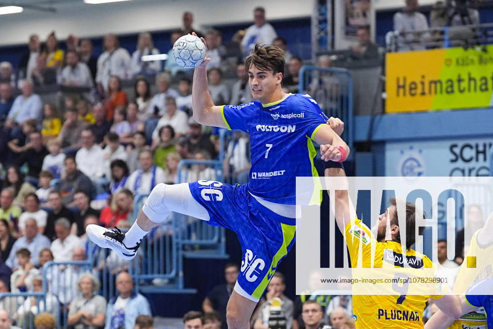 Handball, 1 HBL, VfL Gummersbach Rhein Neckar Löwen, Schwalbe Arena Julian Koester VfL Gummersbach, 7 in duel against Steven Plucnar Jacobsen Rhein Neckar Loewen, 9