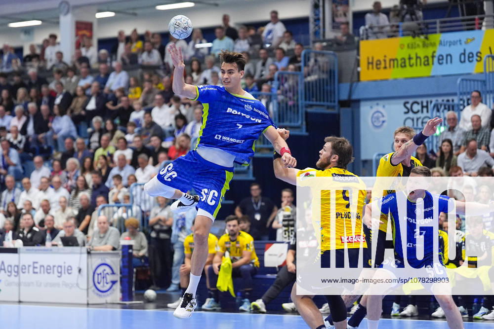 Handball, 1 HBL, VfL Gummersbach Rhein Neckar Löwen, Schwalbe Arena Julian Koester VfL Gummersbach, 7 in duel against Steven Plucnar Jacobsen Rhein Neckar Loewen, 9