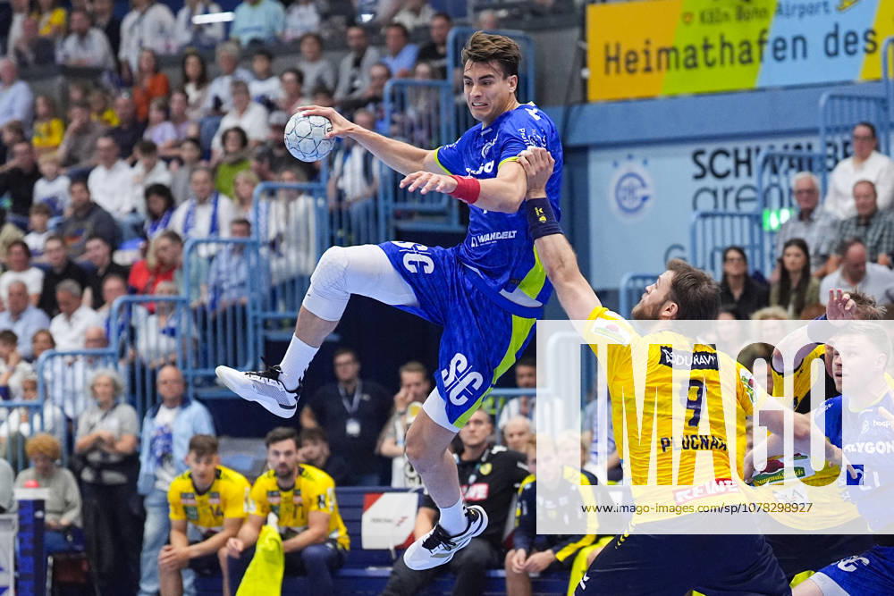 Handball, 1 HBL, VfL Gummersbach Rhein Neckar Löwen, Schwalbe Arena Julian Koester VfL Gummersbach, 7 in duel against Steven Plucnar Jacobsen Rhein Neckar Loewen, 9