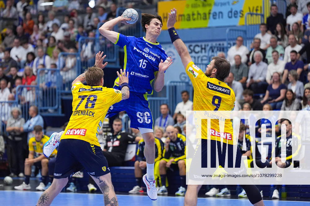 Handball, 1 HBL, VfL Gummersbach Rhein Neckar Löwen, Schwalbe Arena Miro Schluroff VfL Gummersbach, 15 in duel against Edwin Aspenbaeck Rhein Neckar Loewen, 78 and Steven Plucnar Jacobsen Rhein Neckar Loewen, 9