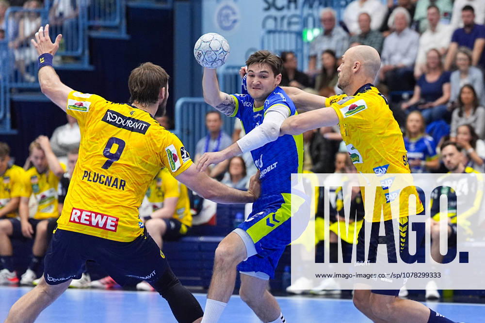 Handball, 1 HBL, VfL Gummersbach Rhein Neckar Löwen, Schwalbe Arena Ludvig Hallbaeck VfL Gummersbach, 20 in duel against Steven Plucnar Jacobsen Rhein Neckar Loewen, 9 and Lukas Sandell Rhein Neckar Loewen, 11