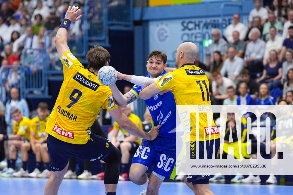 Handball, 1 HBL, VfL Gummersbach Rhein Neckar Löwen, Schwalbe Arena Ludvig Hallbaeck VfL Gummersbach, 20 in duel against Steven Plucnar Jacobsen Rhein Neckar Loewen, 9 and Lukas Sandell Rhein Neckar Loewen, 11