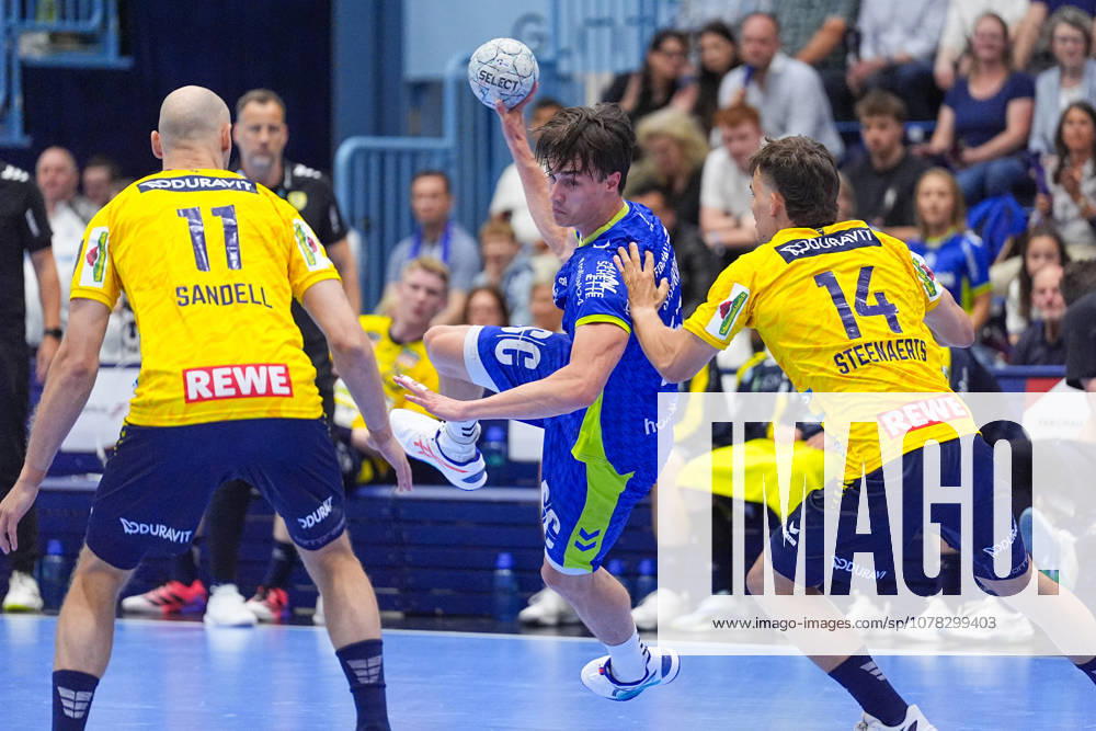 Handball, 1 HBL, VfL Gummersbach Rhein Neckar Löwen, Schwalbe Arena Miro Schluroff VfL Gummersbach, 15 in duel against Lukas Sandell Rhein Neckar Loewen, 11 and Gion Steenaerts Rhein Neckar Loewen, 14