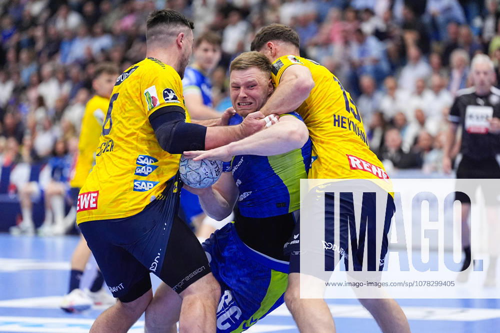 Handball, 1 HBL, VfL Gummersbach Rhein Neckar Löwen, Schwalbe Arena Jannik Kohlbacher Rhein Neckar Loewen, 80 and Sebastian Heymann Rhein Neckar Loewen, 13 in a duel against Kristjan Horzen VfL Gummersbach, 27