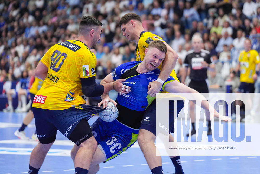 Handball, 1 HBL, VfL Gummersbach Rhein Neckar Löwen, Schwalbe Arena Jannik Kohlbacher Rhein Neckar Loewen, 80 and Sebastian Heymann Rhein Neckar Loewen, 13 in a duel against Kristjan Horzen VfL Gummersbach, 27