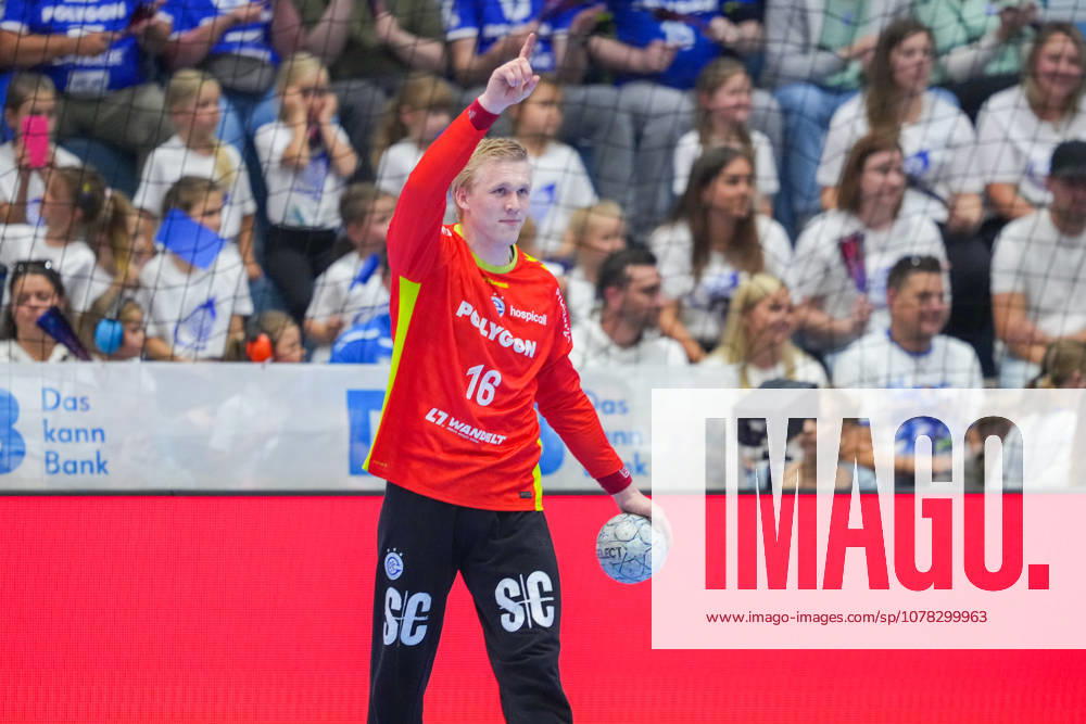 Handball, 1 HBL, VfL Gummersbach Rhein Neckar Löwen, Schwalbe Arena Bertram Obling VfL Gummersbach, 16 celebrates his parade