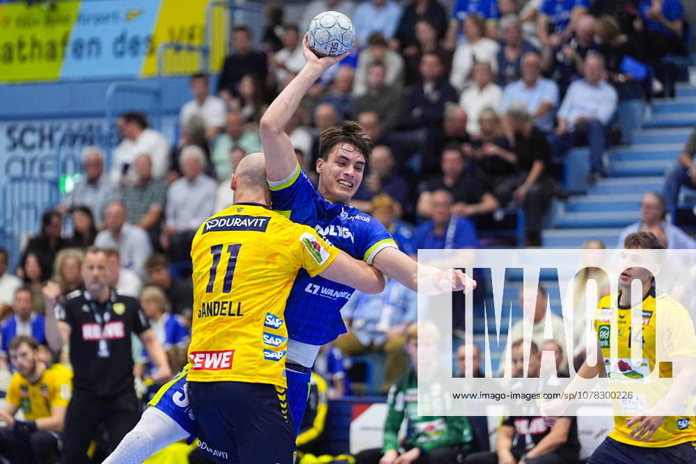 Handball, 1 HBL, VfL Gummersbach Rhein Neckar Löwen, Schwalbe Arena Lukas Sandell Rhein Neckar Loewen, 11 in duel against Julian Koester VfL Gummersbach, 7