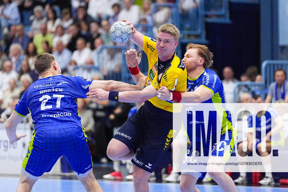 Handball, 1 HBL, VfL Gummersbach Rhein Neckar Löwen, Schwalbe Arena Haukur Thrastarson Rhein Neckar Loewen, 25 in duel against Kristjan Horzen VfL Gummersbach, 27 and Tom Kiesler VfL Gummersbach, 30