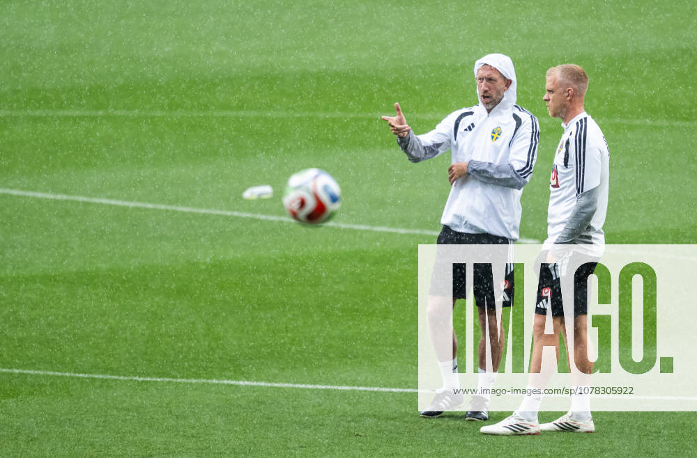 Head coach Graham Potter and goalkeeper coach Linus Kandolin of the Swedish national football team at a training session during day 4 of the FIFA World Cup 2026 on June 7, 2026 in Dallas Photo Petter Arvidson BILDBYRAN kod PA PA1221 fotboll football soccer fotball vm fotbolls vm fotball vm fotbolls vm 2026 fifa world cup 2026 träning practice training sverige sweden sverige a day 4 bbeng