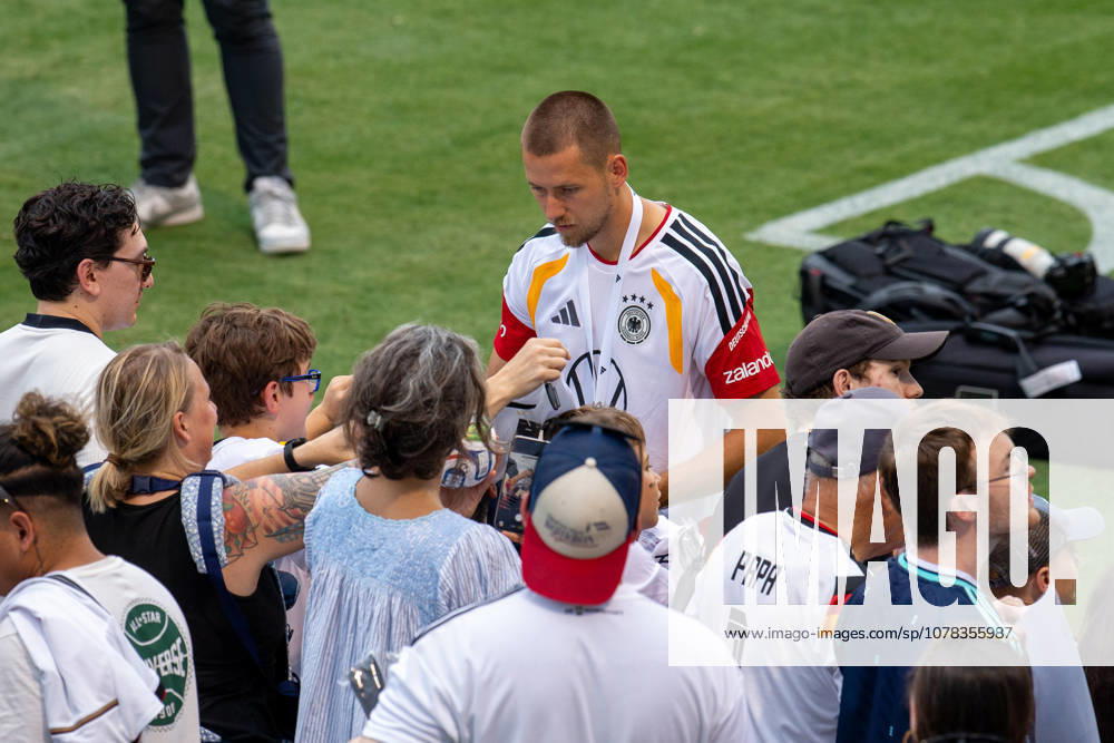 Waldemar Anton during fan signing event, day 1 DFB practice for the FIFA World Cup 2026 at Wake Forest Universitys Spry Stadium in Winston-Salem, North Carolina, United States, June 8, 2026. WINSTON-SALEM Spry Stadium North Carolina USA