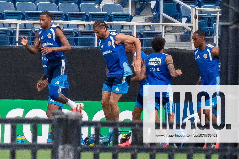 Members of the CuraoÂßao squad warm up during a closed practice at FAU Stadium in Boca Raton, Florida, on Tuesday. The team is preparing for its FIFA World Cup, WM, Weltmeisterschaft, Fussball debut, opening Group E against Germany. Boca Raton USA - ZUMAc343 20260609_znp_c343_013