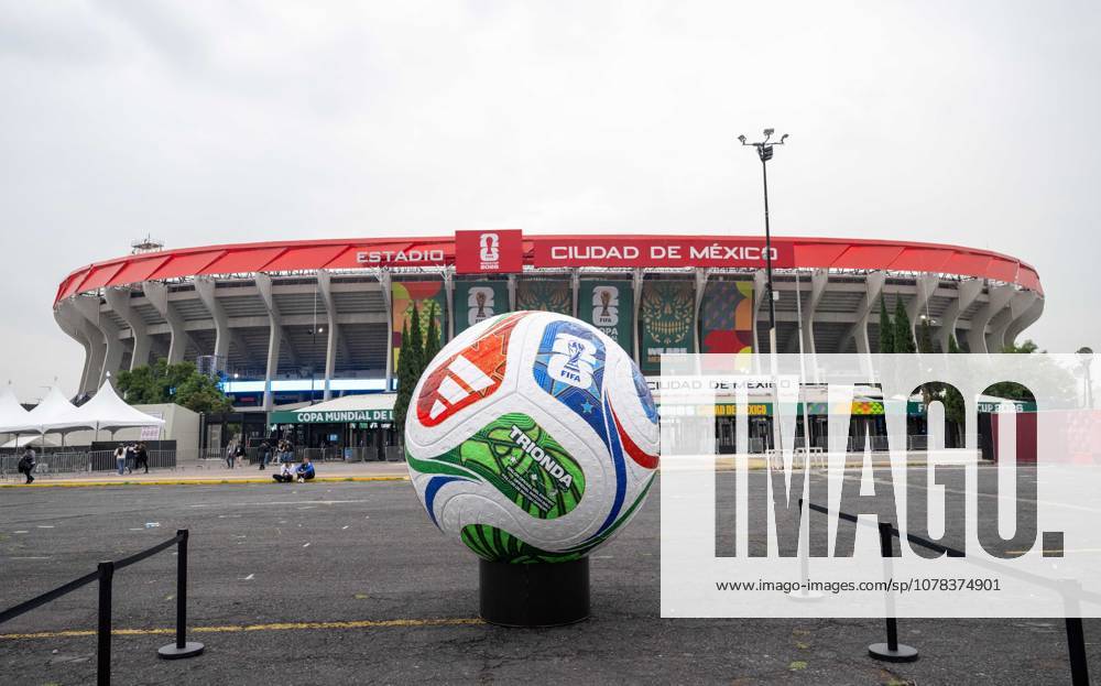 Soccer, men, 2025 26 season, FIFA Word Cup 2026 in Mexico, Canada and USA, Mexico City two days local time before the opening match, in the picture Aztec stadium Estadio Banorte and World Cup ball, 09 06 2026,