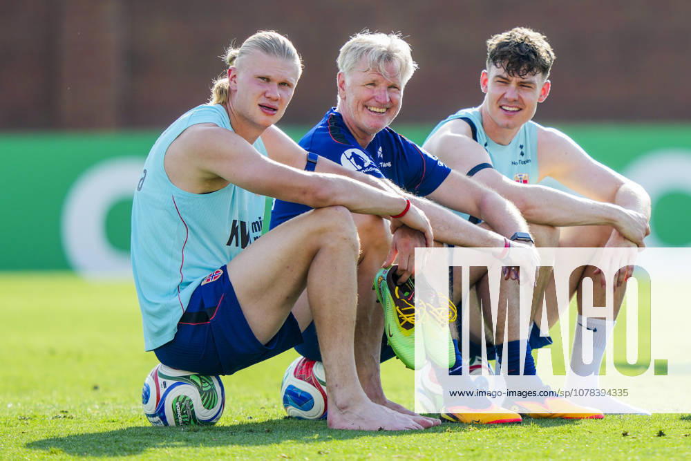 World Cup 2026 Greensboro, USA 20260610 Norways Erling Braut Haaland, assistant coach Kent Bergersen and Jorgen Strand Larsen during a training session with the Norwegian mens national soccer team at The University of North Carolina Greensboro UNCG Photo Fredrik Varfjell NTB Greensboro USA RESTRICTED USE FOR BETTING COMPANIES