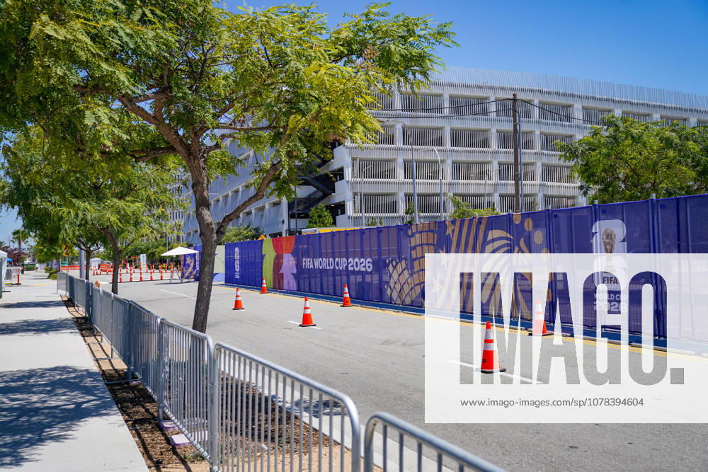 USA Soccer FIFA World Cup 2026 World Cup preparation SoFi Stadium Inglewood, Los Angeles County, California FIFA World Cup 2026 branding and security infrastructure around SoFi Stadium Barrier fencing, mobile fencing and traffic cones along an access road near the FIFA World Cup 2026 venue, World Cup 2026, event organization, event management, security concept, access control, accreditation, infrastructure, major sporting event, host city, Los Angeles, Inglewood, stadium surroundings, preparation, logistics, crowd management, traffic control, event area, symbol photo