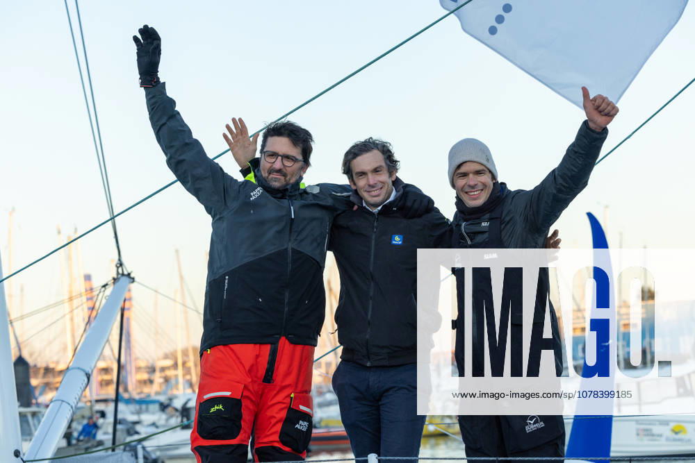 Le Podium du Vendà e Globe 2024-2025 - Yoann Richomme (2eme), Charlie Dalin (1er) et Sebastien Simon (3eme) - Les Sables d Olonne le 17 01 2025