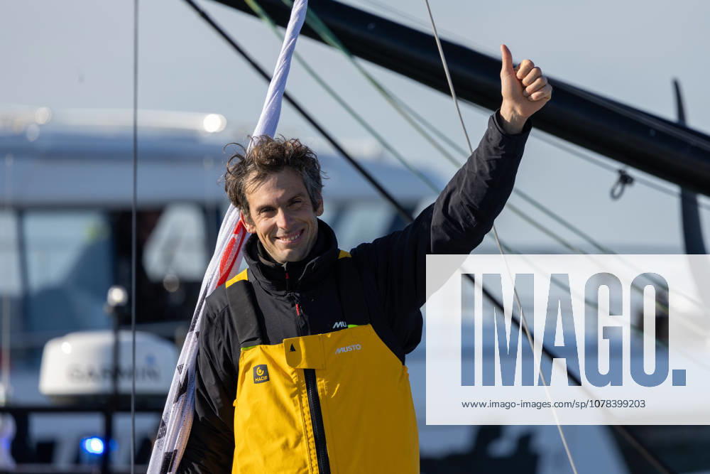 Charlie Dalin, vainqueur du VendÃ e Globe 2024-2025 en 64j 19h 22min et 49 sec - Les Sables d Olonne le 14 01 2025