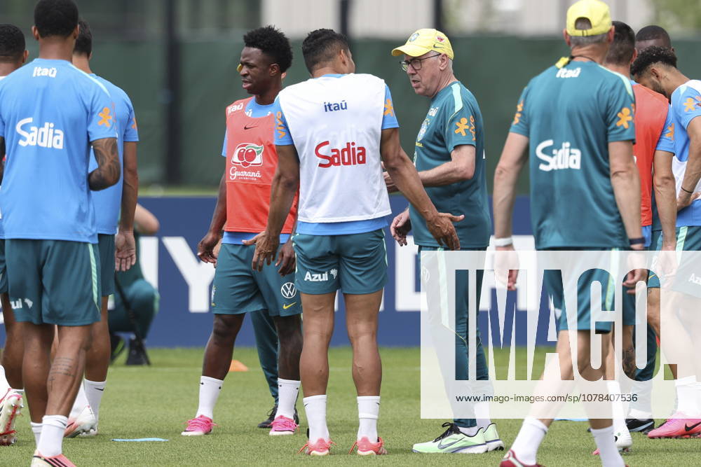 FIFA World Cup, WM, Weltmeisterschaft, Fussball 2026 - Brazil training session Carlo Ancelotti (C-R), Brazil s head coach, talks with Casemiro (C) during a training session of the national soccer team for the FIFA World Cup 2026 at Columbia Park in Morristown, New Jersey, USA, 11 June 2026. Morristown United States