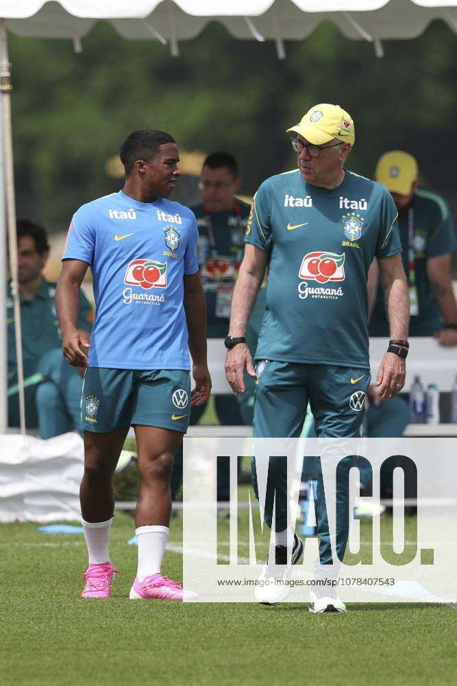 FIFA World Cup, WM, Weltmeisterschaft, Fussball 2026 - Brazil training session Carlo Ancelotti (R), Brazil s head coach, talks with Endrick (L) during a training session of the national soccer team for the FIFA World Cup 2026 at Columbia Park in Morristown, New Jersey, USA, 11 June 2026. Morristown United States
