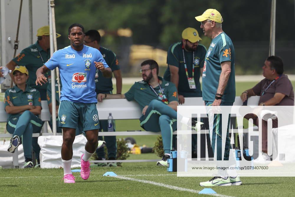 FIFA World Cup, WM, Weltmeisterschaft, Fussball 2026 - Brazil training session Carlo Ancelotti (R), Brazil s head coach, talks with Endrick (L) during a training session of the national soccer team for the FIFA World Cup 2026 at Columbia Park in Morristown, New Jersey, USA, 11 June 2026. Morristown United States