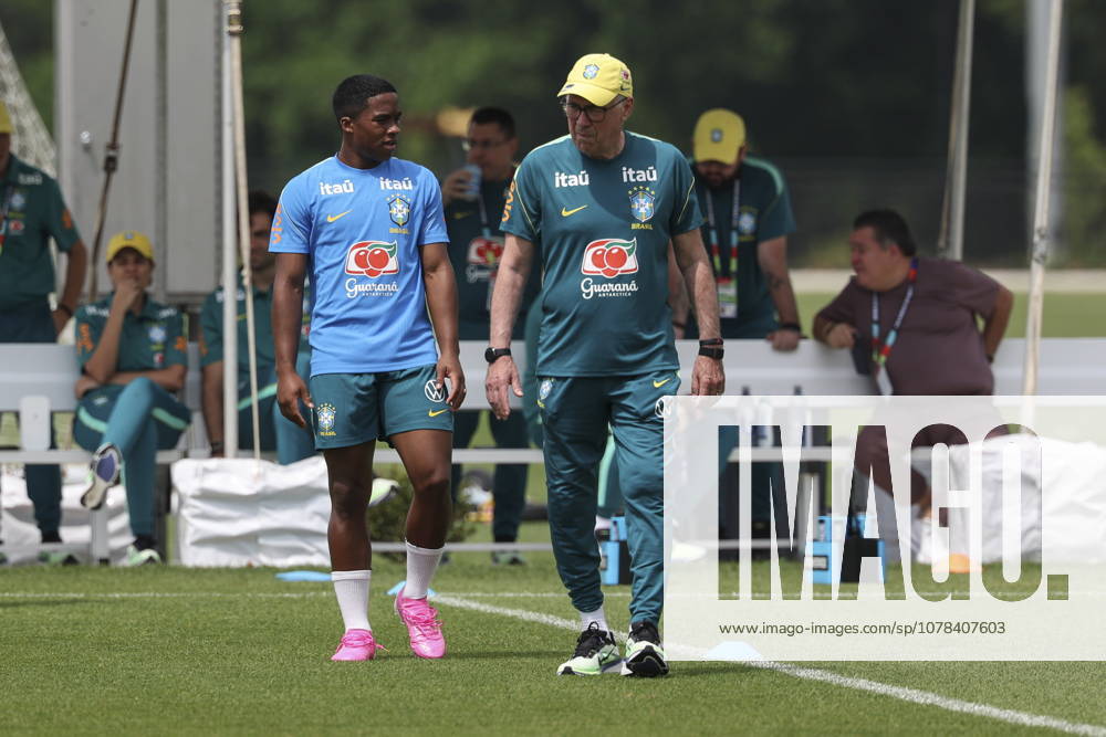 FIFA World Cup, WM, Weltmeisterschaft, Fussball 2026 - Brazil training session Carlo Ancelotti (R), Brazil s head coach, talks with Endrick (L) during a training session of the national soccer team for the FIFA World Cup 2026 at Columbia Park in Morristown, New Jersey, USA, 11 June 2026. Morristown United States
