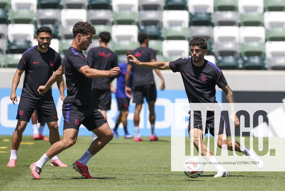 (260612) -- LOS ANGELES, June 12, 2026 -- Christian Pulisic (front R) of Team USA attends a training session ahead of the group stage match against Paraguay at the FIFA World Cup, WM, Weltmeisterschaft, Fussball 2026 in Los Angeles, the United States, on June 11, 2026. ) (SP)U.S.-LOS ANGELES-FOOTBALL-FIFA WORLD CUP-TEAM USA-TRAINING MaoxSiqian