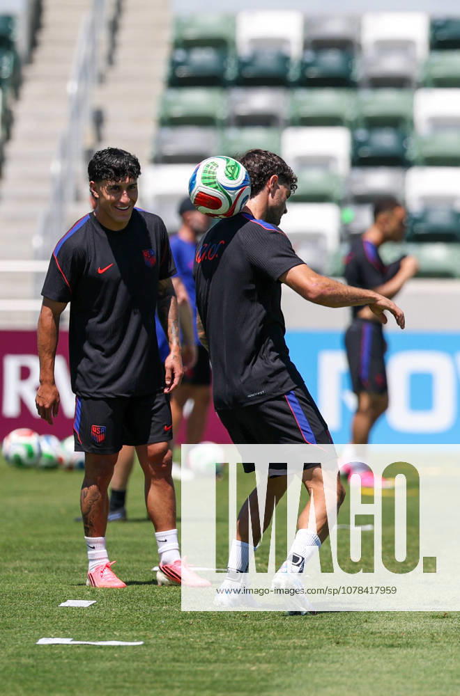 LOS ANGELES, June 12, 2026 -- Christian Pulisic R of the United States attends a training session ahead of the group stage match against Paraguay at the FIFA World Cup, WM, Weltmeisterschaft, Fussball 2026 in Los Angeles, the United States, on June 11, 2026. SPU.S.-LOS ANGELES-FOOTBALL-FIFA WORLD CUP-TEAM USA-TRAINING MaoxSiqian (SP)U.S.-LOS ANGELES-FOOTBALL-FIFA WORLD CUP-TEAM USA-TRAINING IMAGO MaoxSiqian imago images 0858941369