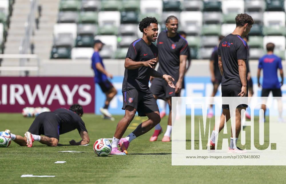 (260612) -- LOS ANGELES, June 12, 2026 -- Weston McKennie (front C) of Team USA attends a training session ahead of the group stage match against Paraguay at the FIFA World Cup, WM, Weltmeisterschaft, Fussball 2026 in Los Angeles, the United States, on June 11, 2026. ) (SP)U.S.-LOS ANGELES-FOOTBALL-FIFA WORLD CUP-TEAM USA-TRAINING MaoxSiqian