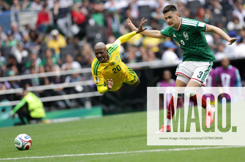 MEXICO, MEXICO Mexico City - JUNE 11, 2026: South Africa s Khuliso Mudau (L) and Mexico s Cesar Montes fight for the ball in the 2026 FIFA World Cup, WM, Weltmeisterschaft, Fussball Group A football match between Mexico and South Africa at Mexico City Stadium FIFA World Cup 2026 Group Stage: Mexico Vs South Africa - ZUMAt113 20260611_zaa_t113_475