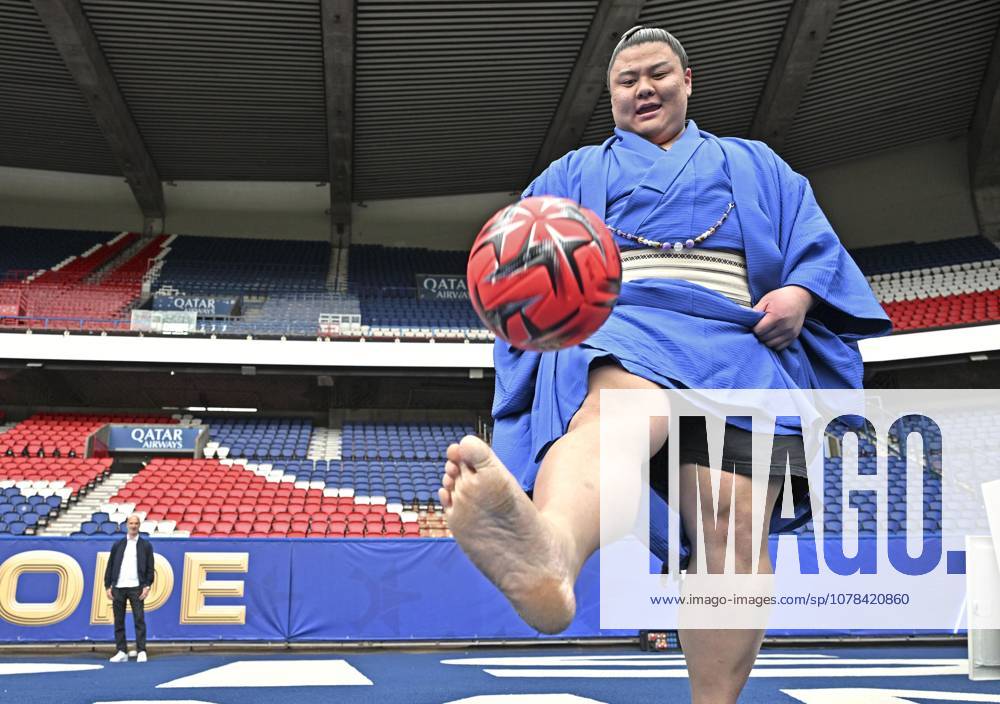 Sumo: Paris tournament Sumo wrestler Yoshinofuji juggles a ball during a visit to Parc des Princes, Paris Saint-Germain football club s home stadium in Paris, on June 11, 2026. He will participate in a June 13-14 sumo tournament in the French capital. A14AA0005618523P