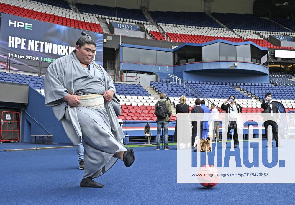 Sumo: Paris tournament Sumo wrestler Hakunofuji kicks a ball during a visit to Parc des Princes, Paris Saint-Germain football club s home stadium in Paris, on June 11, 2026. He will participate in a June 13-14 sumo tournament in the French capital. A14AA0005618524P
