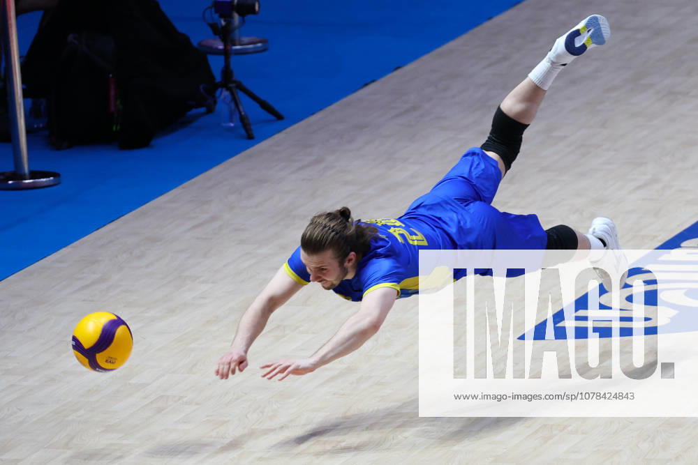 (260612) -- LINYI, June 12, 2026 -- Yaroslav Pampushko of Ukraine tries to save the ball during the men s pool 3 match between Ukraine and Cuba at the 2026 Volleyball Nations League (VNL) in Linyi, east China s Shandong Province, June 12, 2026. ) (SP)CHINA-LINYI-VOLLEYBALL NATIONS LEAGUE-CUB VS UKR(CN) ZhuxZheng