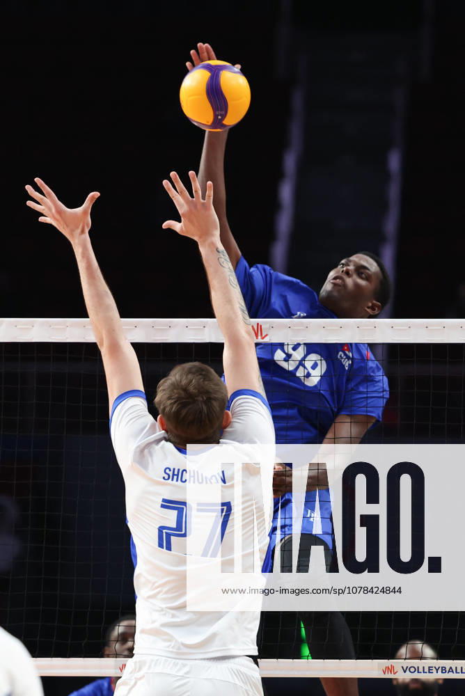 (260612) -- LINYI, June 12, 2026 -- Alexis Wilson Velazquez (R) of Cuba spikes during the men s pool 3 match between Ukraine and Cuba at the 2026 Volleyball Nations League (VNL) in Linyi, east China s Shandong Province, June 12, 2026. ) (SP)CHINA-LINYI-VOLLEYBALL NATIONS LEAGUE-CUB VS UKR(CN) ZhuxZheng