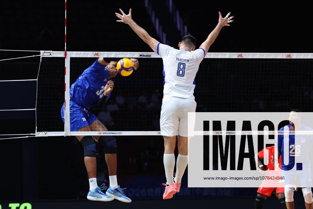 (260612) -- LINYI, June 12, 2026 -- Dmytro Yanchuk (C) of Ukraine defends during the men s pool 3 match between Ukraine and Cuba at the 2026 Volleyball Nations League (VNL) in Linyi, east China s Shandong Province, June 12, 2026. ) (SP)CHINA-LINYI-VOLLEYBALL NATIONS LEAGUE-CUB VS UKR(CN) ZhuxZheng