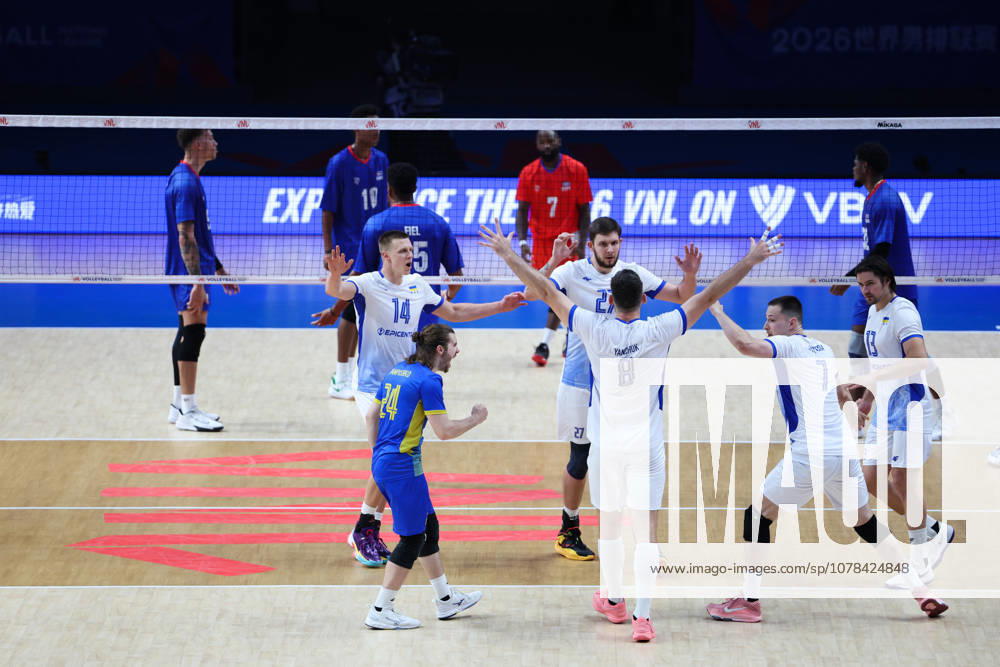 (260612) -- LINYI, June 12, 2026 -- Players of Ukraine celebrate a score during the men s pool 3 match between Ukraine and Cuba at the 2026 Volleyball Nations League (VNL) in Linyi, east China s Shandong Province, June 12, 2026. ) (SP)CHINA-LINYI-VOLLEYBALL NATIONS LEAGUE-CUB VS UKR(CN) ZhuxZheng