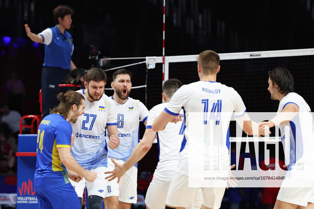 (260612) -- LINYI, June 12, 2026 -- Players of Ukraine celebrate a score during the men s pool 3 match between Ukraine and Cuba at the 2026 Volleyball Nations League (VNL) in Linyi, east China s Shandong Province, June 12, 2026. ) (SP)CHINA-LINYI-VOLLEYBALL NATIONS LEAGUE-CUB VS UKR(CN) ZhuxZheng