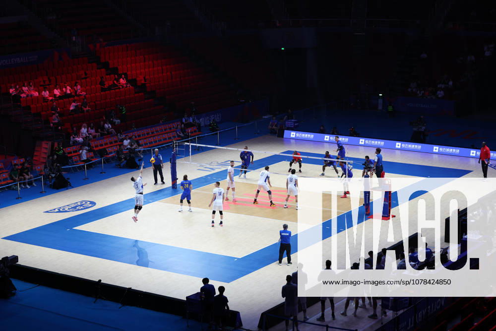 (260612) -- LINYI, June 12, 2026 -- Players of both teams compete during the men s pool 3 match between Ukraine and Cuba at the 2026 Volleyball Nations League (VNL) in Linyi, east China s Shandong Province, June 12, 2026. ) (SP)CHINA-LINYI-VOLLEYBALL NATIONS LEAGUE-CUB VS UKR(CN) ZhuxZheng
