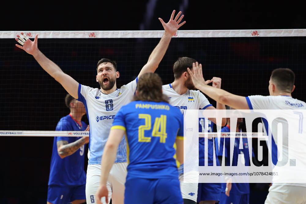 (260612) -- LINYI, June 12, 2026 -- Dmytro Yanchuk (L) of Ukraine celebrates a score during the men s pool 3 match between Ukraine and Cuba at the 2026 Volleyball Nations League (VNL) in Linyi, east China s Shandong Province, June 12, 2026. ) (SP)CHINA-LINYI-VOLLEYBALL NATIONS LEAGUE-CUB VS UKR(CN) ZhuxZheng