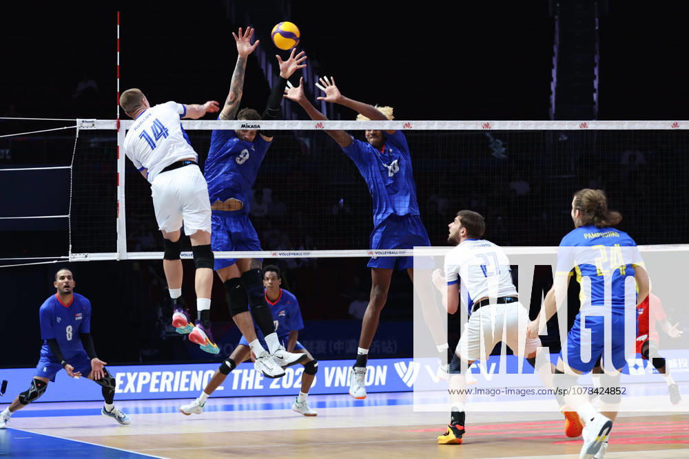 (260612) -- LINYI, June 12, 2026 -- llla Kovalov (top L) of Ukraine spikes during the men s pool 3 match between Ukraine and Cuba at the 2026 Volleyball Nations League (VNL) in Linyi, east China s Shandong Province, June 12, 2026. ) (SP)CHINA-LINYI-VOLLEYBALL NATIONS LEAGUE-CUB VS UKR(CN) ZhuxZheng