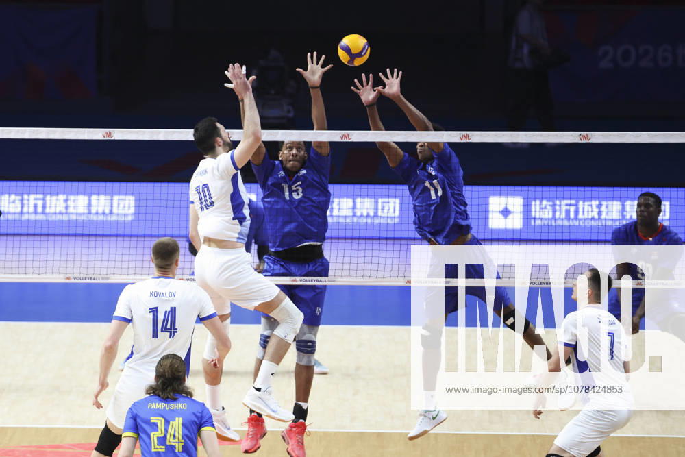 (260612) -- LINYI, June 12, 2026 -- David Fiel Rodriguez (3rd L) of Cuba defends during the men s pool 3 match between Ukraine and Cuba at the 2026 Volleyball Nations League (VNL) in Linyi, east China s Shandong Province, June 12, 2026. ) (SP)CHINA-LINYI-VOLLEYBALL NATIONS LEAGUE-CUB VS UKR(CN) ZhuxZheng