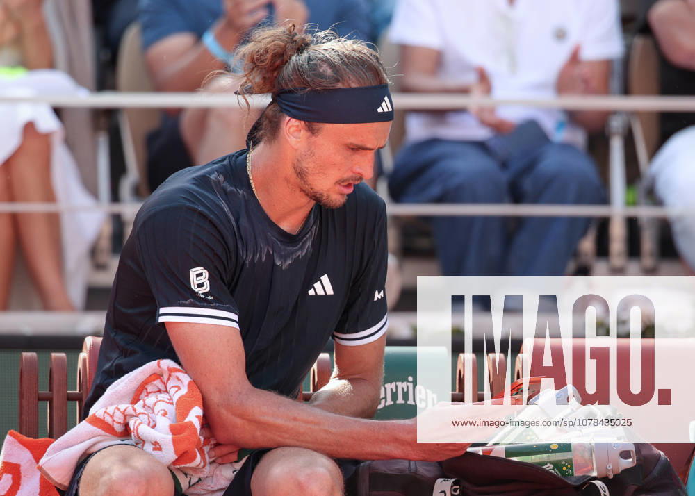 Alexander Zverev GER looks at his cell phone during the break, Men s Singles, Men s Singles, Final, Final Tennis French Open 2026 Roland Garros Paris France 7 June 2026