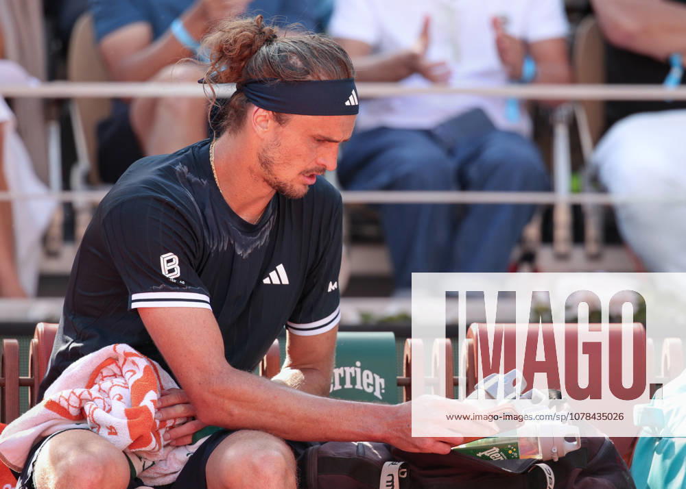 Alexander Zverev GER looks at his cell phone during the break, Men s Singles, Men s Singles, Final, Final Tennis French Open 2026 Roland Garros Paris France 7 June 2026