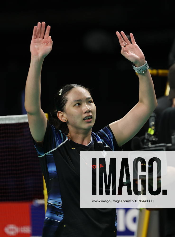 (260613) -- SYDNEY, June 13, 2026 -- Chochuwong Pornpawee waves to spectators after winning the women s singles semifinal match between Okuhara Nozomi of Japan and Pornpawee Chochuwong of Thailand at the Australian Badminton Open 2026 in Sydney, Australia, June 13, 2026. ) (SP)AUSTRALIA-SYDNEY-BADMINTON-AUSTRALIAN OPEN-WOMEN S SINGLES GongxBing