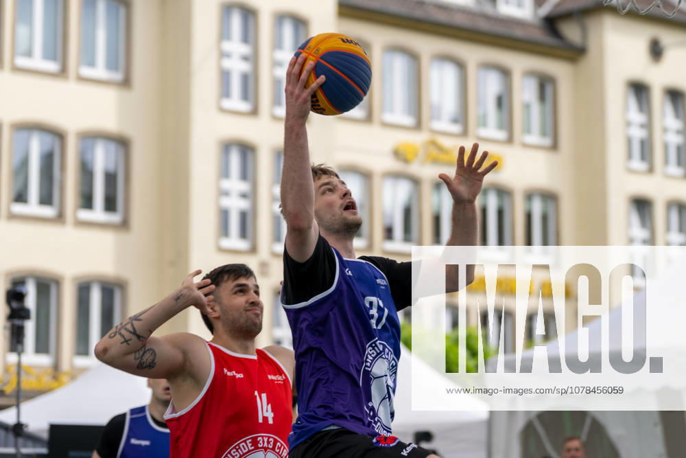 Aitor Julen Pickett Heerwagen Team Bochum, 14 cannot prevent Simon Feneberg Team Hannover, 37 from making a basket Innside 3x3 Circus, Basketball, Group Phase, D Sports, 13 06 2026 Innside 3x3 Circus, Basketball, Group Phase, D Sports, 13 06 2026 Duesseldorf