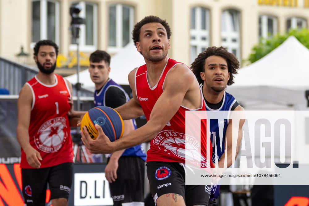 Duel between Miles Osei Team Bochum, 13 and Emanuel Aloys Mpacko Team Hannover, 31 Innside 3x3 Circus, basketball, group phase, D Sports, 13 06 2026 Innside 3x3 Circus, basketball, group phase, D Sports, 13 06 2026 Duesseldorf