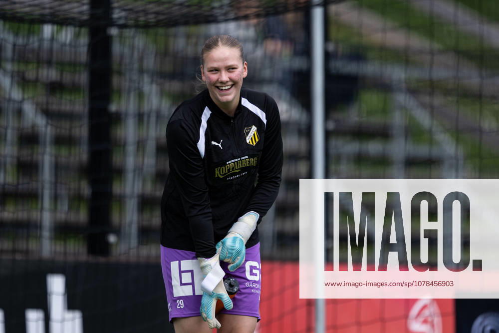 Häckens goalkeeper Hanna Karlsson during the warm-up before the football match in Damallsvenskan between Hammarby and Häcken on June 13, 2026 in Stockholm