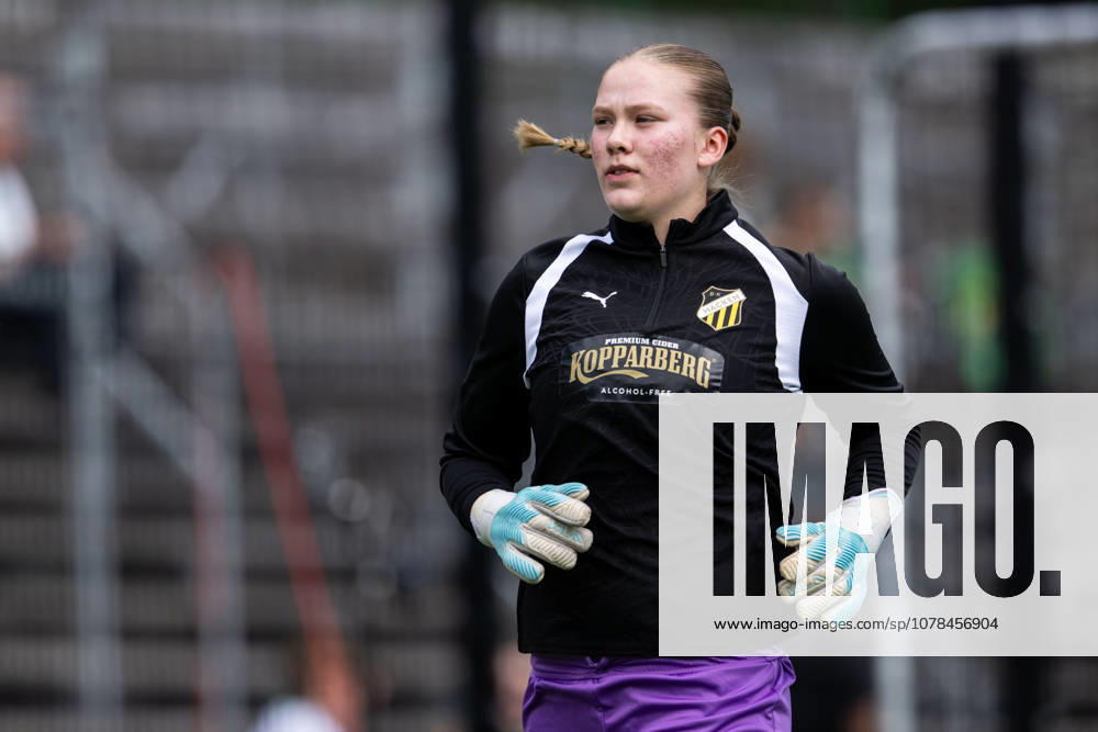 Häckens goalkeeper Hanna Karlsson during the warm-up before the football match in Damallsvenskan between Hammarby and Häcken on June 13, 2026 in Stockholm