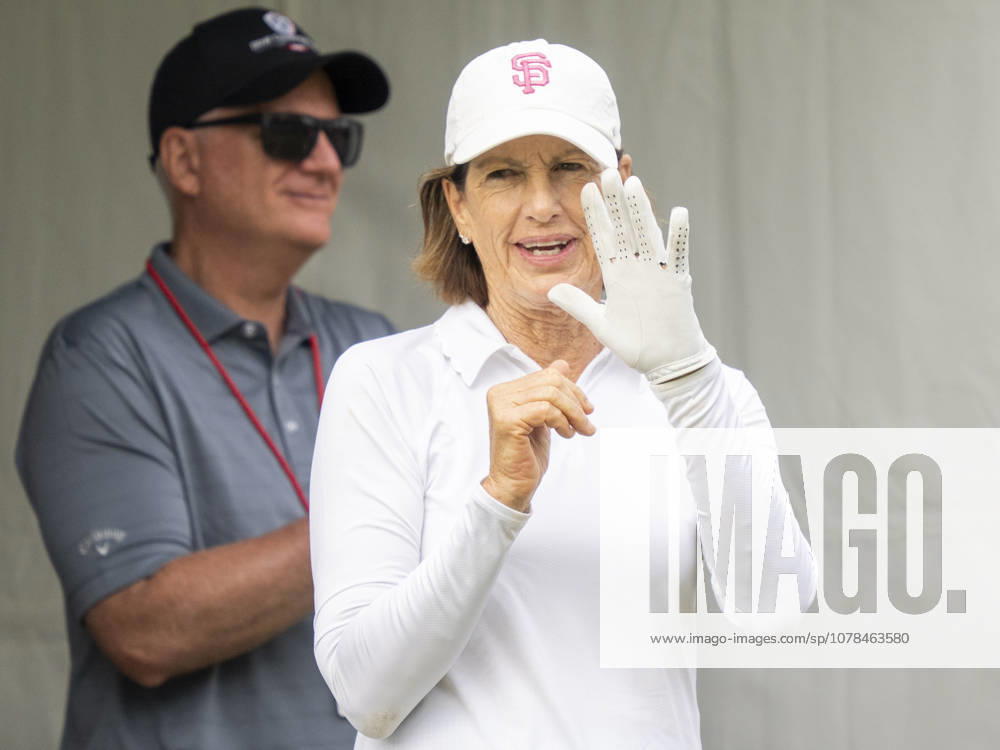 MIDLAND, MI - JUNE 13: Juli Inkster waves to the crowd during round three of the LPGA, Golf Damen Dow Championship on June 13, 2026, at Midland Country Club in Midland, Michigan. (Photo by Joseph Weiser Icon Sportswire) GOLF: JUN 13 LPGA Dow Championship Icon2606130073
