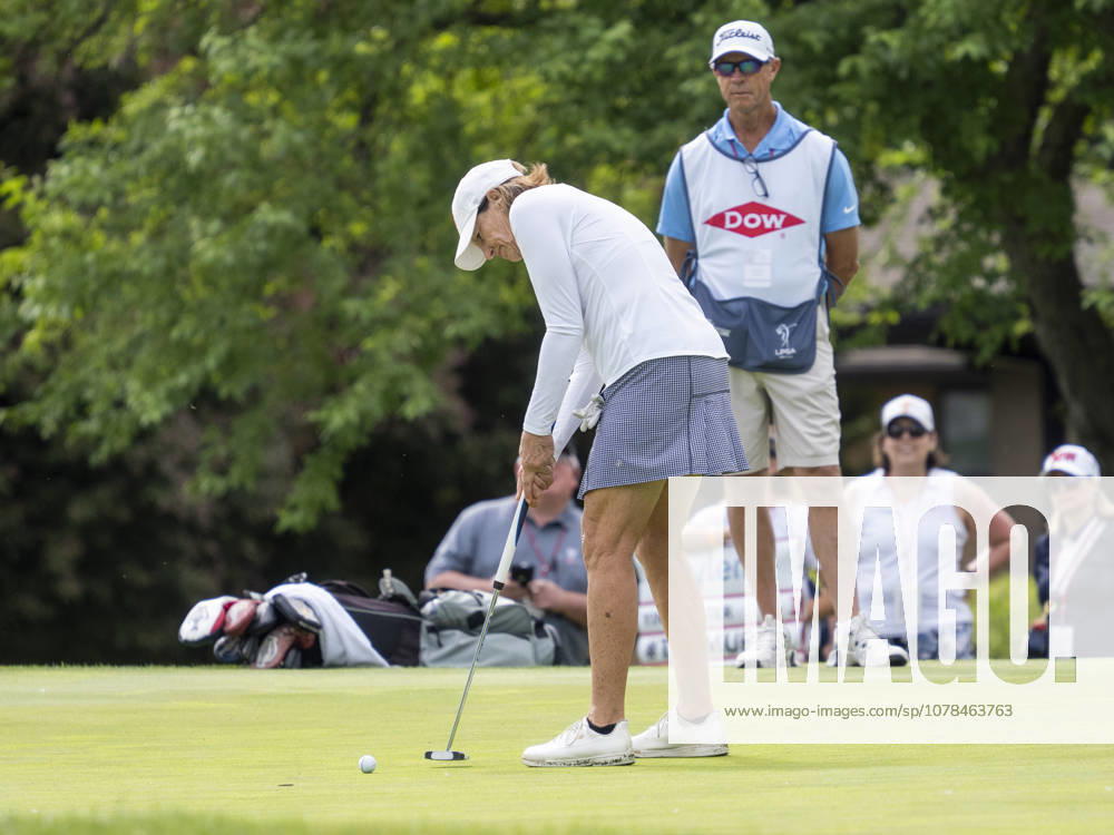 MIDLAND, MI - JUNE 13: Juli Inkster putts the ball during round three of the LPGA, Golf Damen Dow Championship on June 13, 2026, at Midland Country Club in Midland, Michigan. (Photo by Joseph Weiser Icon Sportswire) GOLF: JUN 13 LPGA Dow Championship Icon2606130163