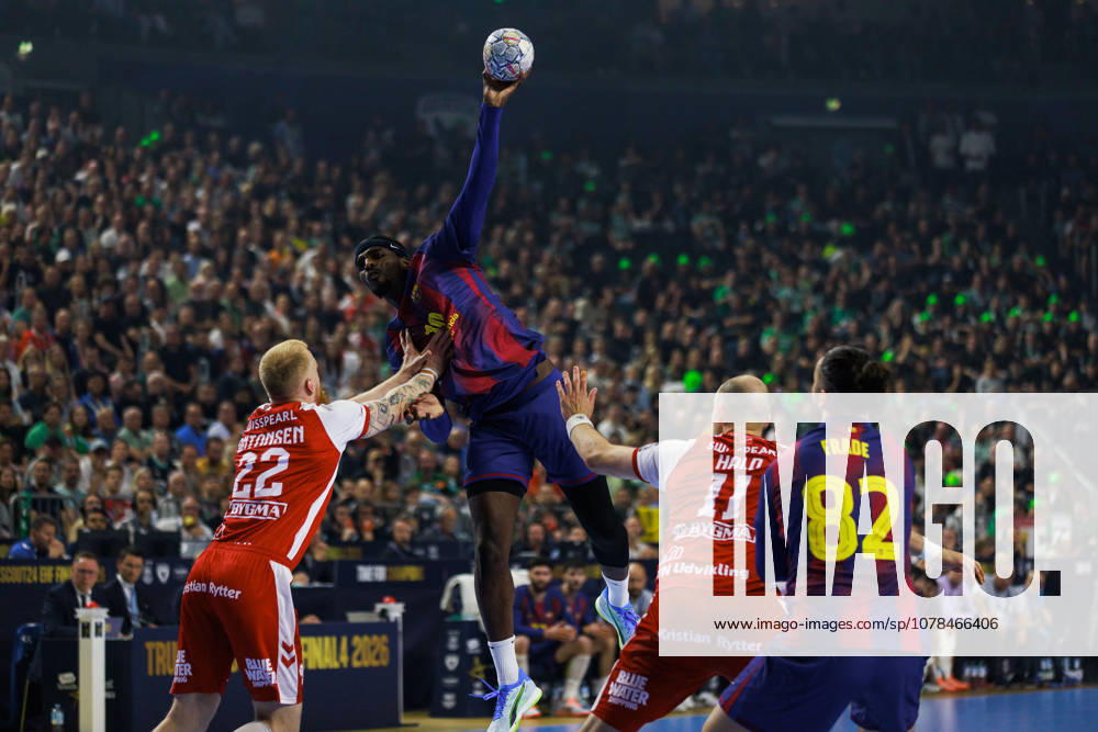 Dika MEM FC Barcelona Barca, 10 scores a goal, action, goal throw GER, Aalborg Handbold vs FC Barcelona, handball, TruckScout24 EHF FINAL4 2026, semi-final, match time 2025 2026, 13 06 2026, GER, Aalborg Handbold vs FC Barcelona, handball, TruckScout24 EHF FINAL4 2026, semi-final, match time 2025 2026, 13 06 2026, Cologne