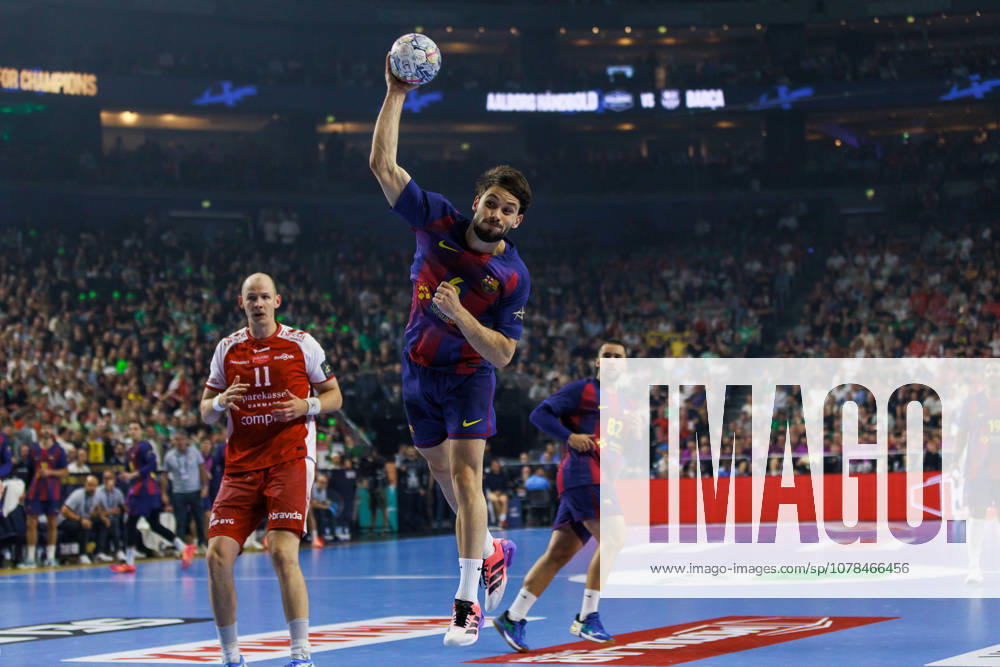 Daniel FERNANDEZ FC Barcelona Barca, 06 scores a goal, action, goal throw GER, Aalborg Handbold vs FC Barcelona, handball, TruckScout24 EHF FINAL4 2026, semi-final, match time 2025 2026, 13 06 2026, GER, Aalborg Handbold vs FC Barcelona, handball, TruckScout24 EHF FINAL4 2026, semi-final, match time 2025 2026, 13 06 2026, Cologne